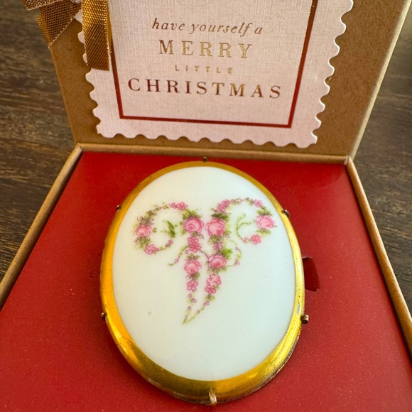 Victorian Style Gilded Porcelain Brooch with Floral Initial - Picture 4 of 8